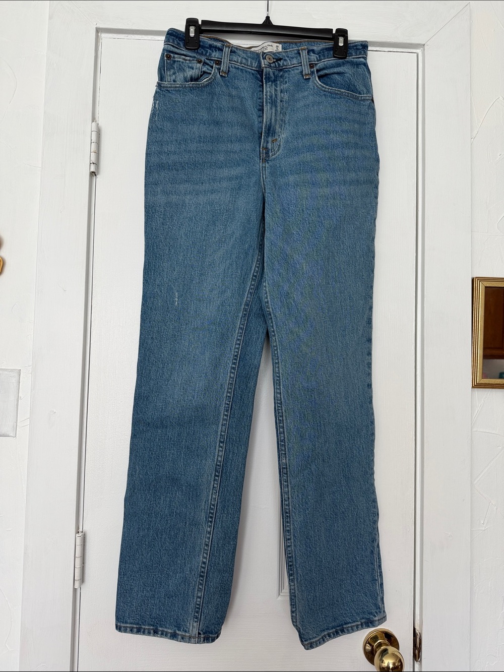 Abercrombie & Fitch The 90s Straight-Leg Jeans in Medium Blue Wash